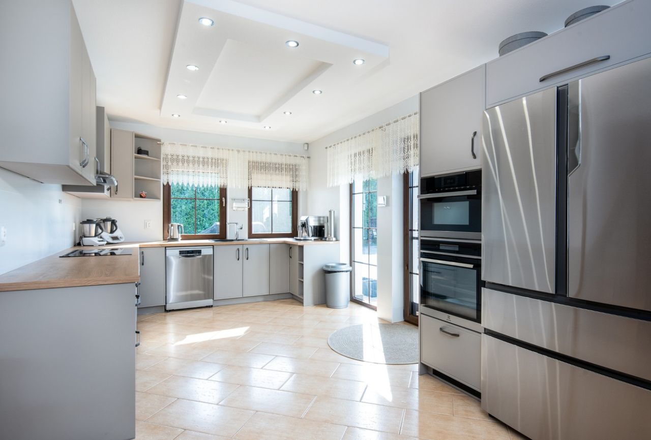 dom wolnostojący, 8 pokoi Czernin. Zdjęcie 16