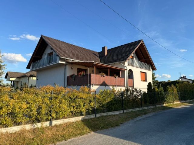 dom wolnostojący, 5 pokoi Błotnica Strzelecka, ul. Leśna. Zdjęcie 1