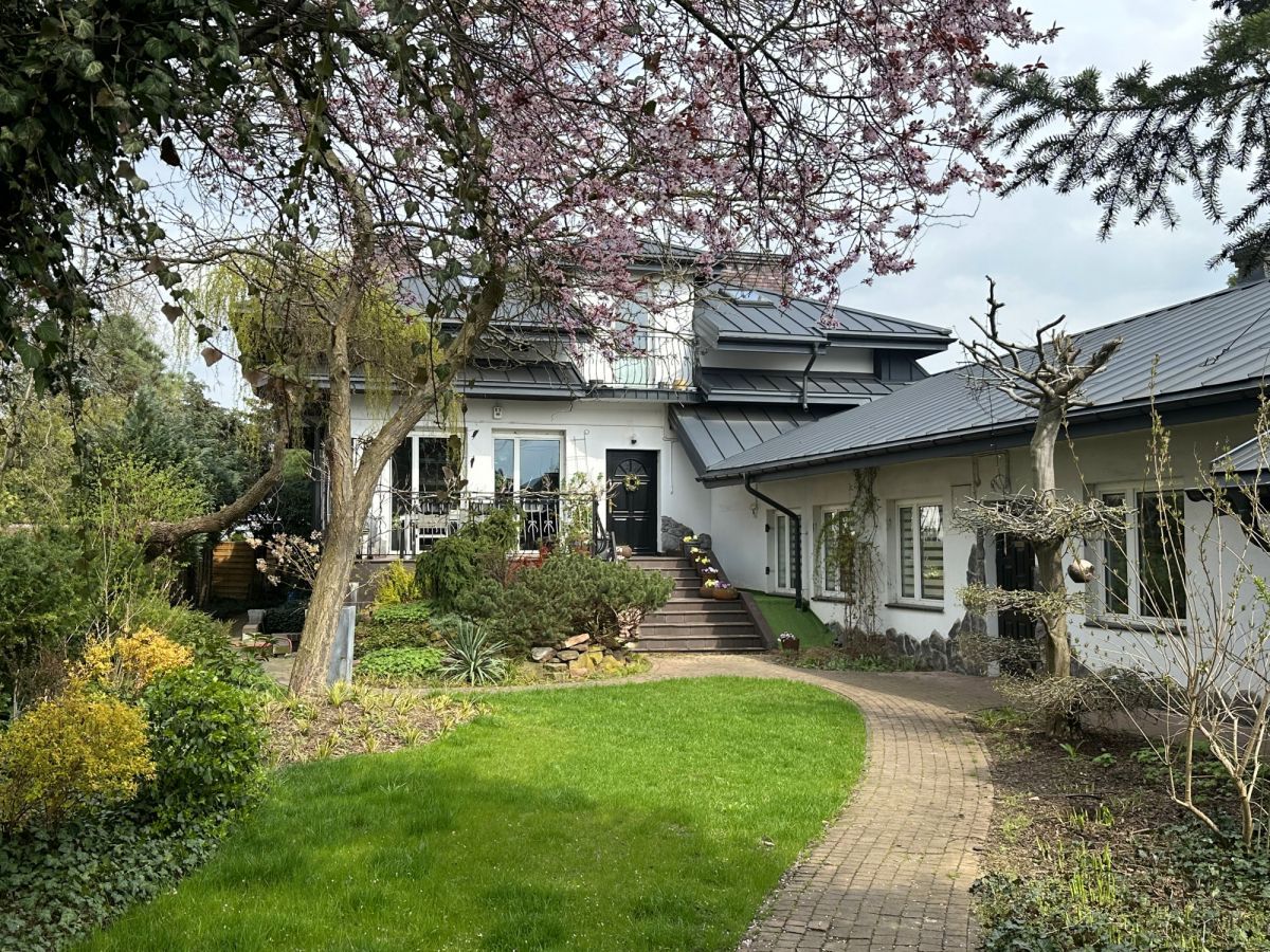 dom wolnostojący, 9 pokoi Łomianki, ul. Gościńcowa