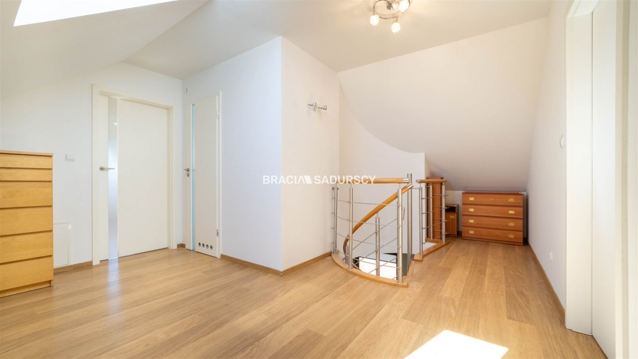 Mieszkanie 4-pokojowe Brzyczyna. Zdjęcie 9