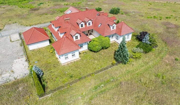 dom wolnostojący, 12 pokoi Brzeźnik