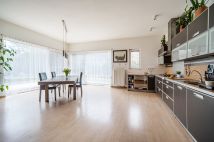 dom wolnostojący, 5 pokoi Złotokłos, ul. Słoneczna. Zdjęcie 2