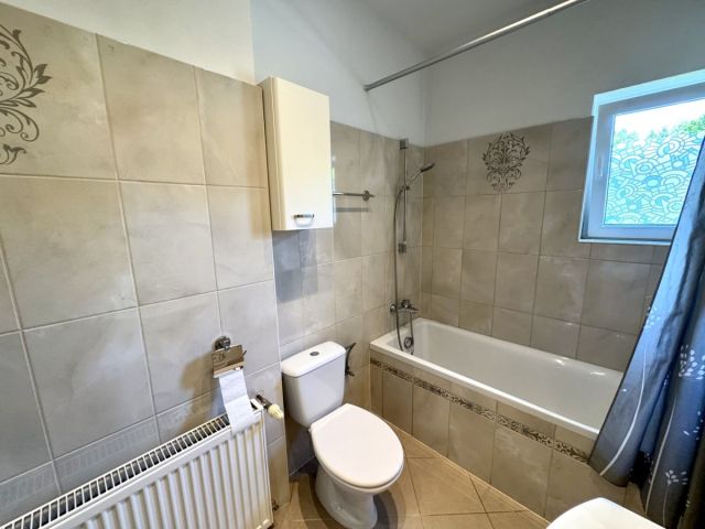 Mieszkanie 3-pokojowe Kromnów. Zdjęcie 12