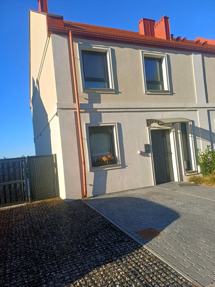 dom szeregowy, 4 pokoje Krzyków, ul. Modrzewiowa. Zdjęcie 2