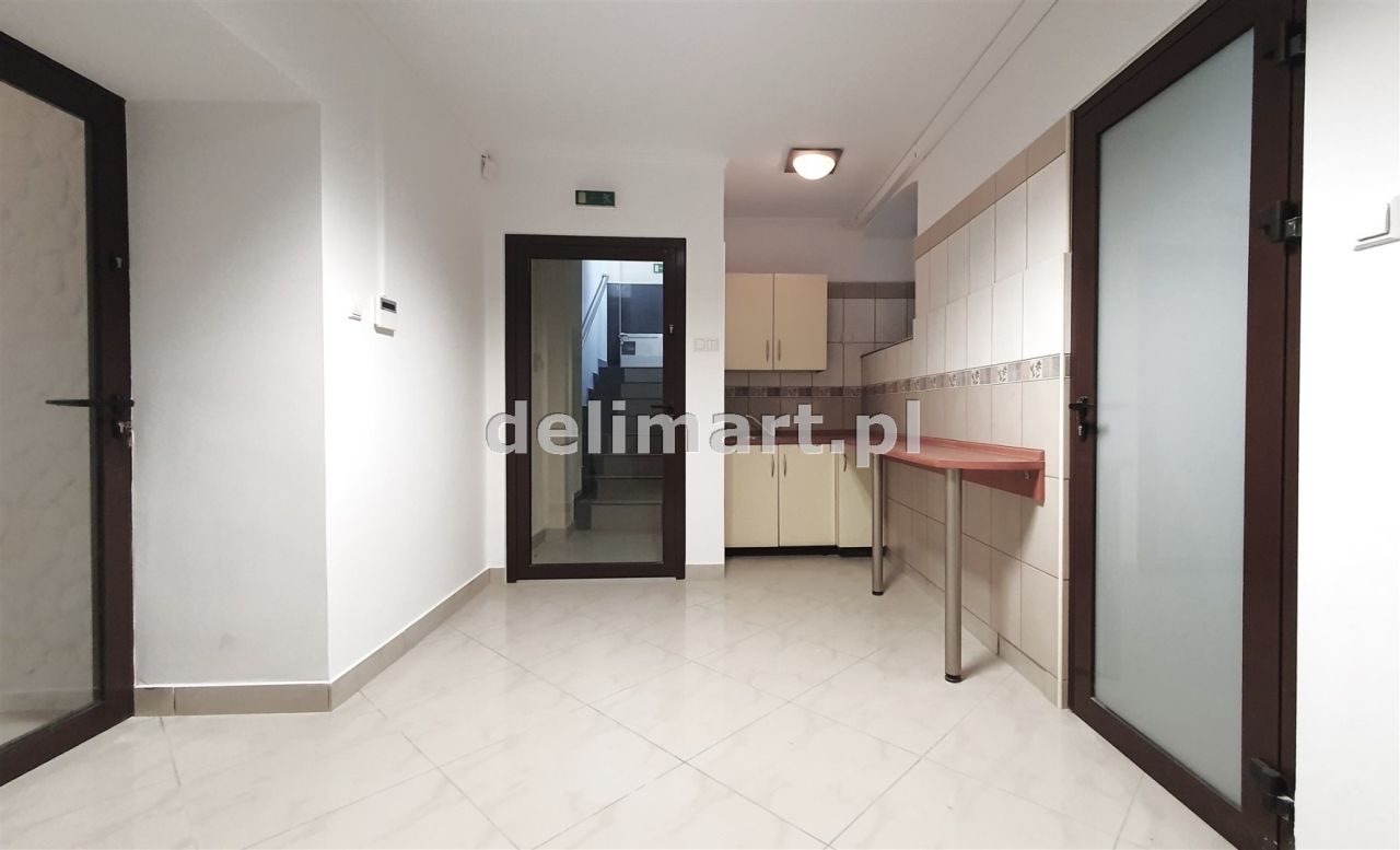 Lokal Lesko, pl. Konstytucji 3 Maja. Zdjęcie 9