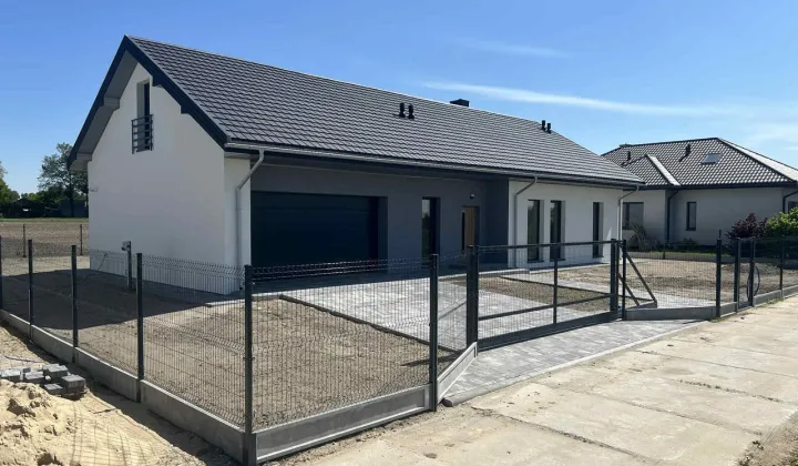 dom wolnostojący, 4 pokoje Ładzyń, ul. Akacjowa