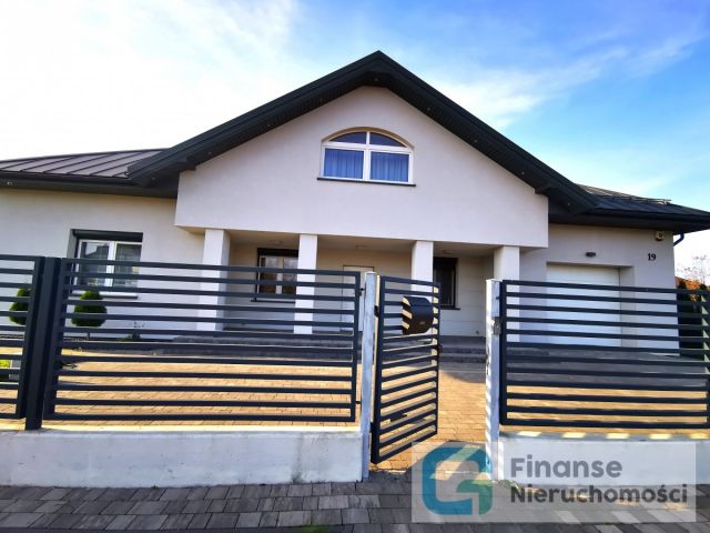 dom wolnostojący, 8 pokoi Stróża, ul. Sadowa. Zdjęcie 1