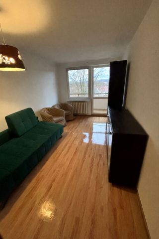 Mieszkanie 3-pokojowe Jelenia Góra Zabobrze, ul. Oskara Kolberga. Zdjęcie 1