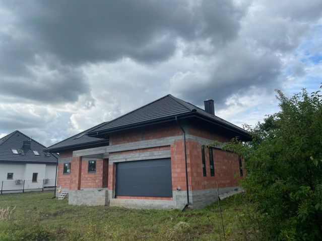 dom wolnostojący, 4 pokoje Opoczno, os. Milenijne. Zdjęcie 1