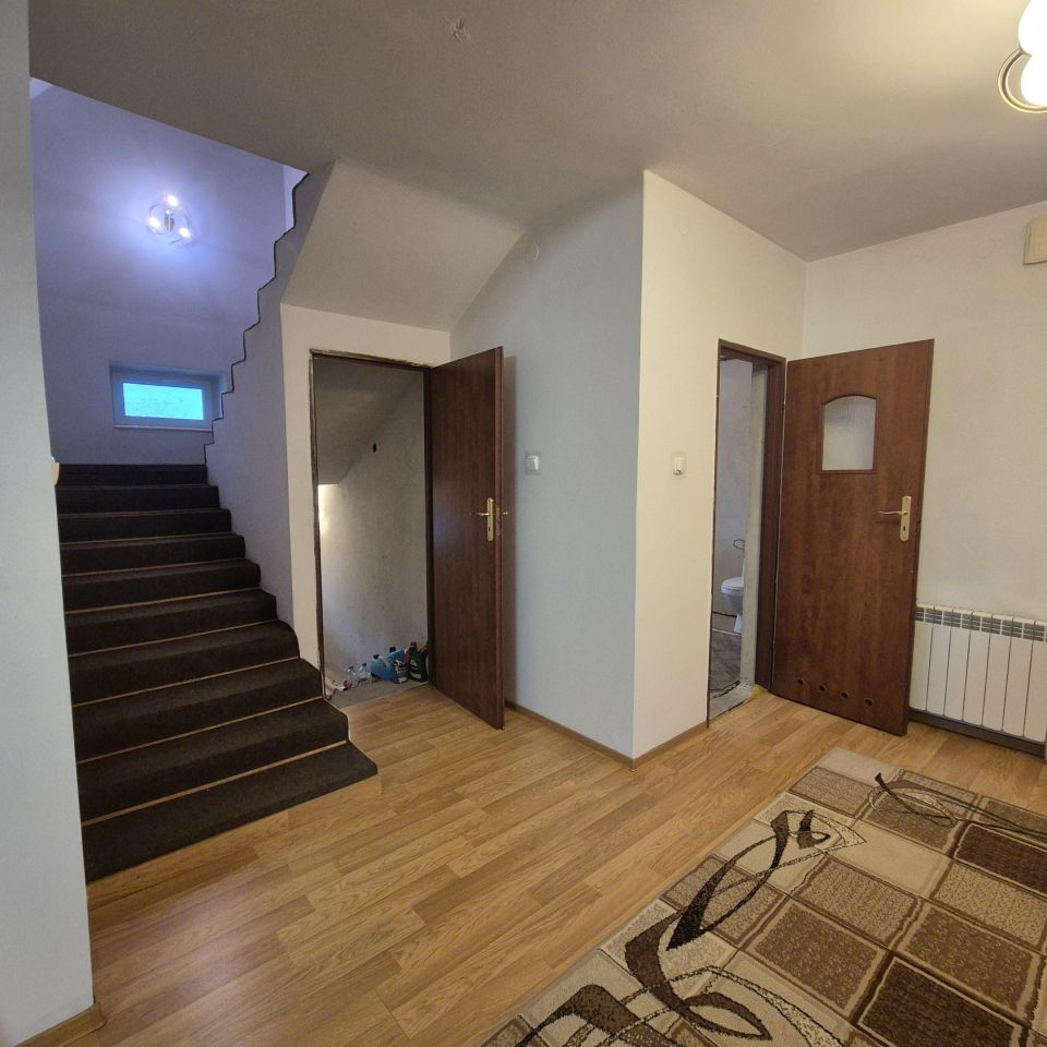 dom wolnostojący, 5 pokoi Strażów. Zdjęcie 12