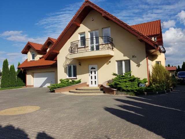 dom wolnostojący, 6 pokoi Chruściele. Zdjęcie 1