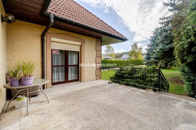 dom wolnostojący, 8 pokoi Jadowniki, ul. Sportowa. Zdjęcie 23