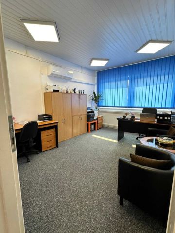 Biuro Warszawa Włochy, ul. Trojańska. Zdjęcie 1