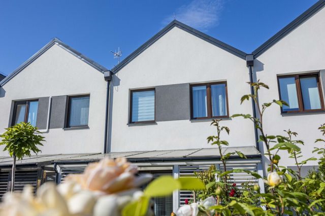 dom szeregowy, 4 pokoje Karwiany, ul. Jarzębinowa. Zdjęcie 1