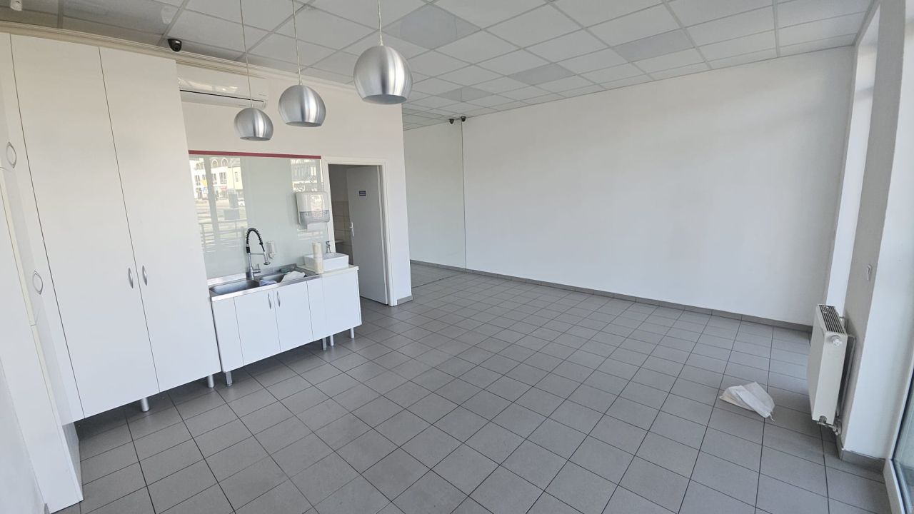 Lokal Wrocław Oporów, al. Piastów. Zdjęcie 1
