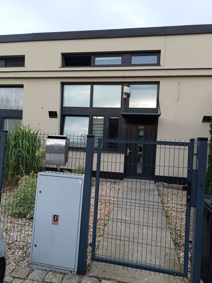 dom szeregowy, 4 pokoje Legnica. Zdjęcie 3