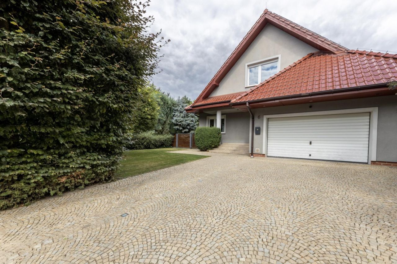 dom wolnostojący, 5 pokoi Chyby, ul. Jesionowa