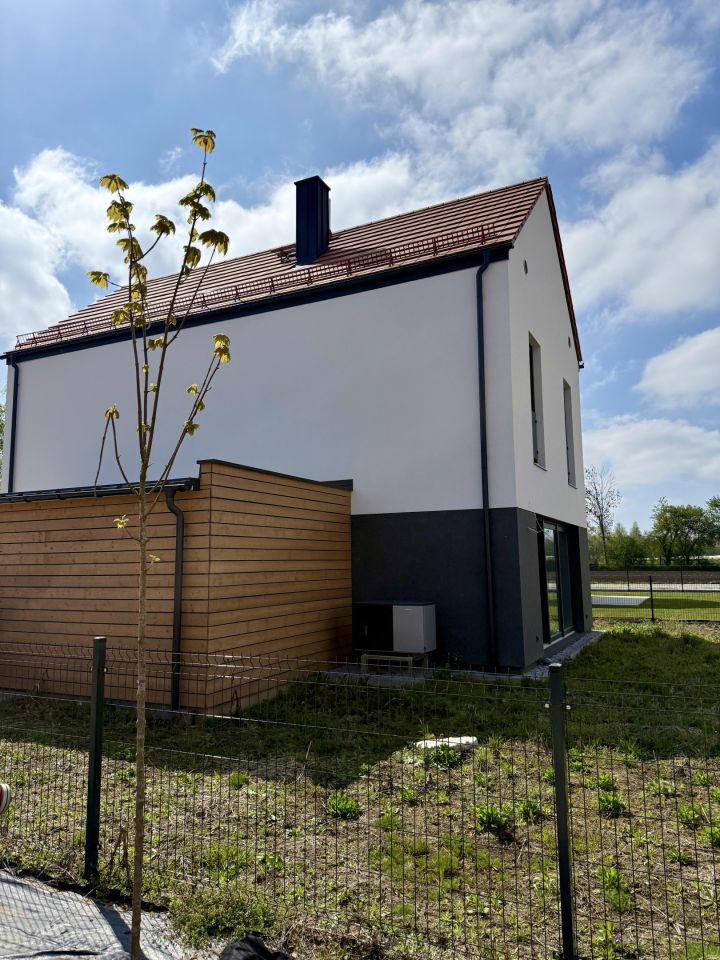 dom wolnostojący, 5 pokoi Tyniec Mały, ul. Brzoskwiniowa. Zdjęcie 2