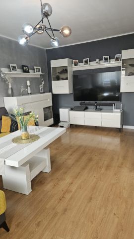 Mieszkanie 4-pokojowe Legnica Piekary Wielkie, ul. Hubalczyków. Zdjęcie 1