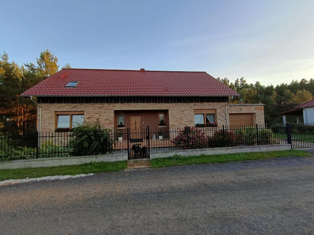 dom wolnostojący, 4 pokoje Ciecierzyce, ul. Leśna. Zdjęcie 1
