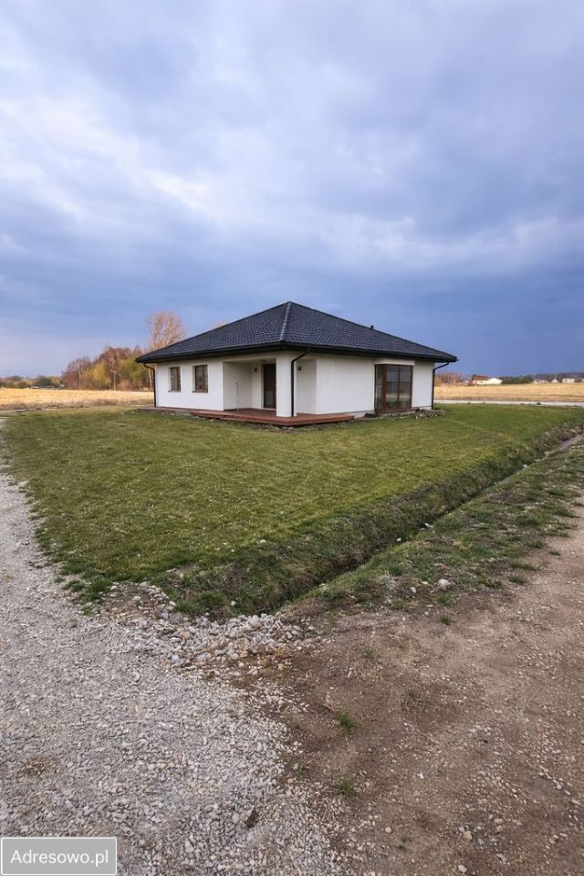 dom wolnostojący, 3 pokoje Obice. Zdjęcie 2