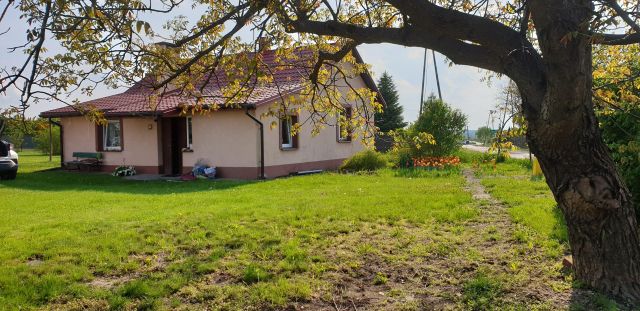 dom wolnostojący, 2 pokoje Opoczka Mała. Zdjęcie 1
