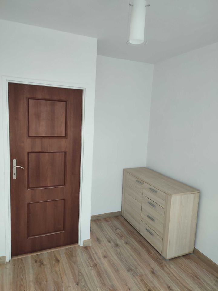 Mieszkanie 3-pokojowe Ożarów, os. Wzgórze. Zdjęcie 2