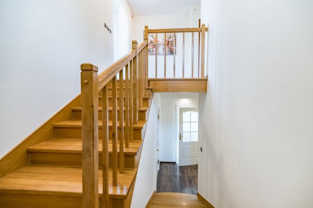 dom wolnostojący, 6 pokoi Strażów. Zdjęcie 2