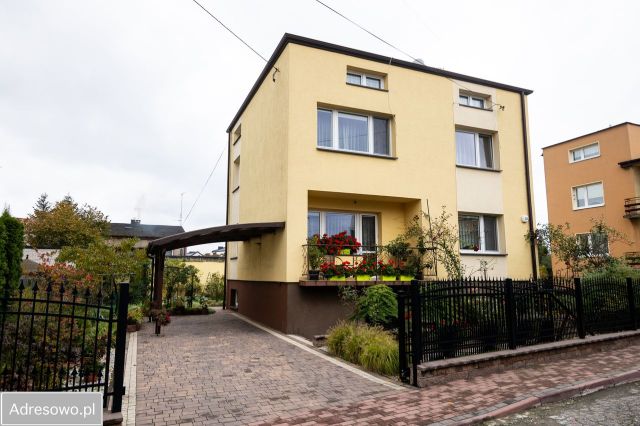 dom wolnostojący, 4 pokoje Radomsko, ul. Kwiatowa. Zdjęcie 1