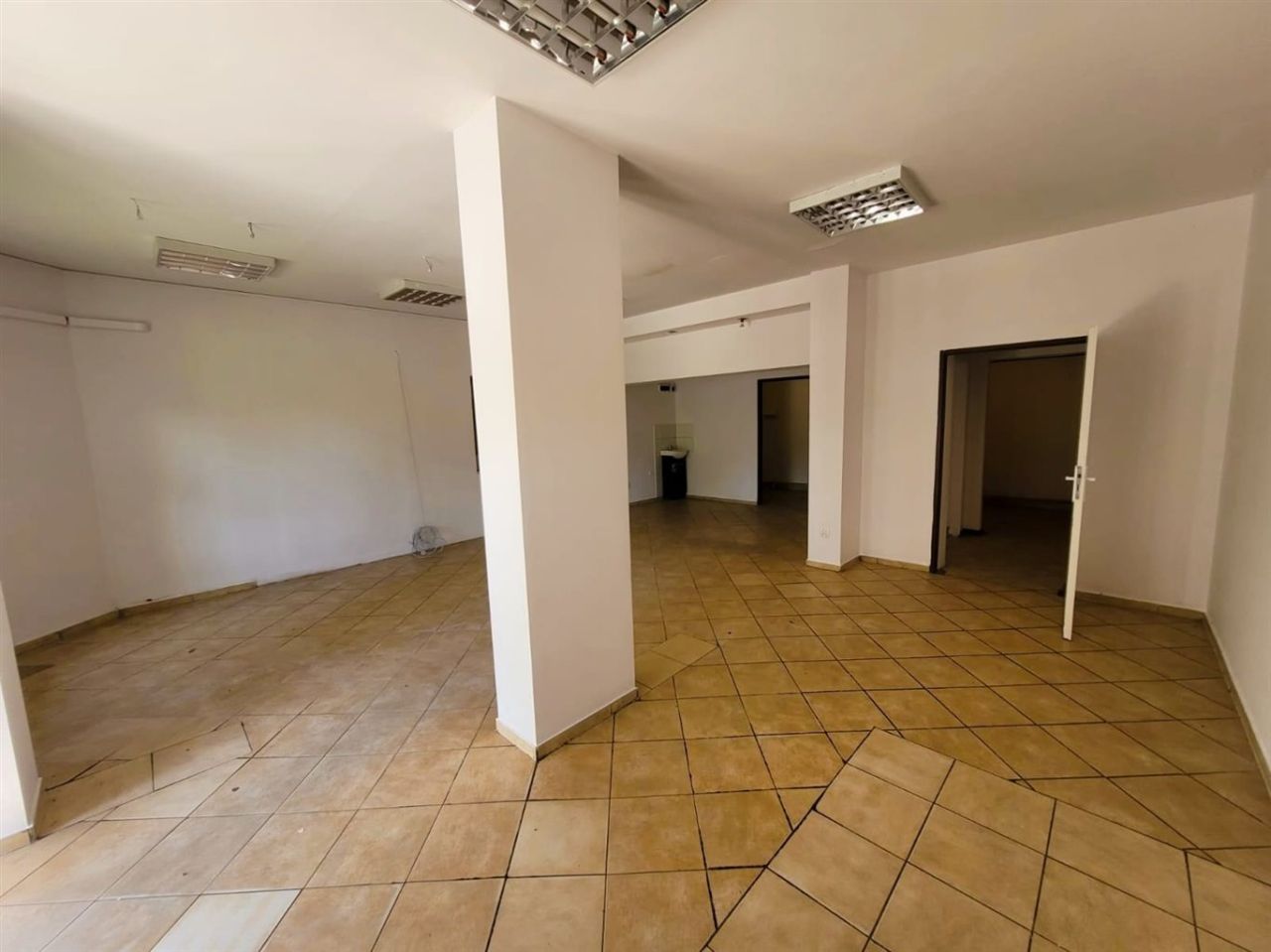 Lokal Sosnowiec Klimontów, ul. mjr. Henryka Hubala-Dobrzańskiego. Zdjęcie 2