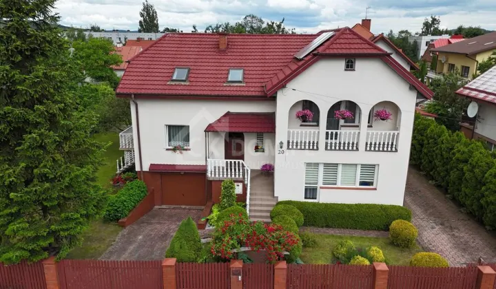 dom wolnostojący, 8 pokoi Kielce Barwinek