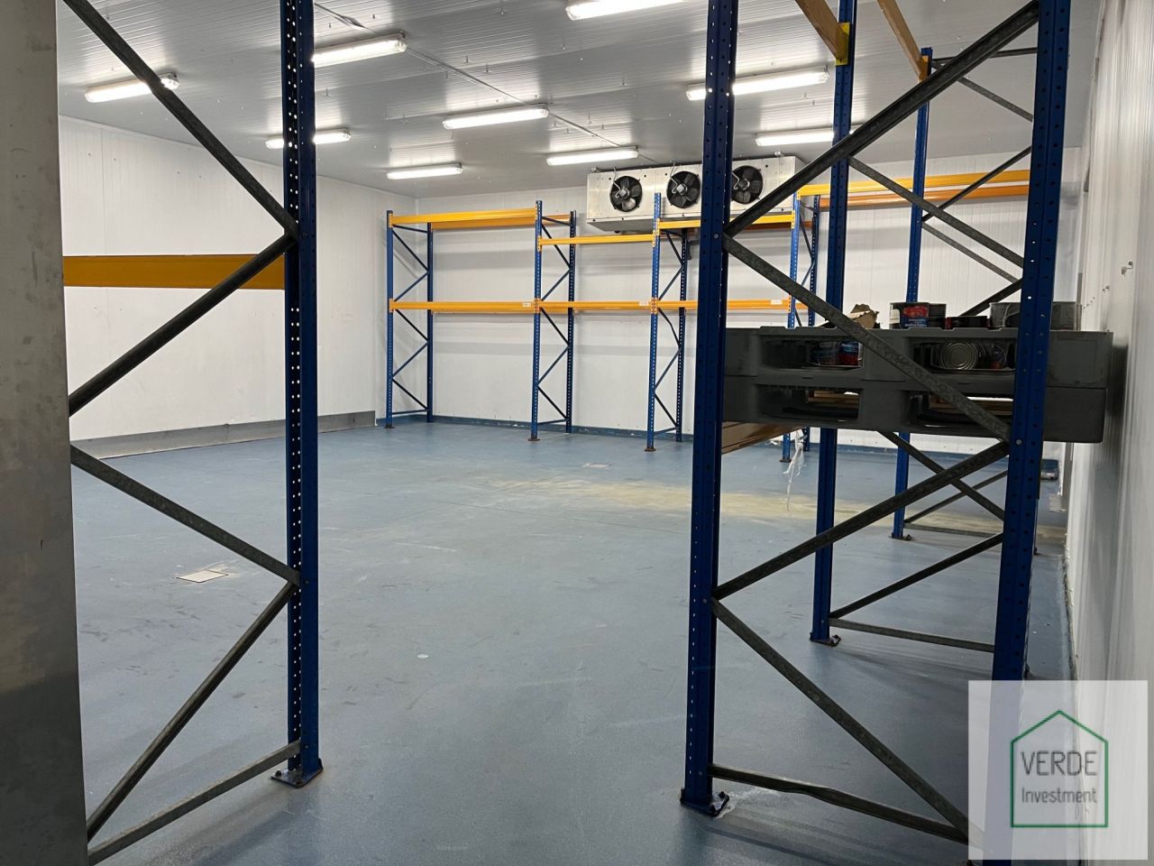 Hala/magazyn Biernatki, al. Flensa. Zdjęcie 11