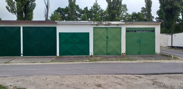 Garaż/miejsce parkingowe Brzeg Dolny, ul. Zwycięstwa. Zdjęcie 1