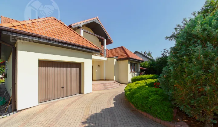 dom wolnostojący, 10 pokoi Żórawina, ul. Sportowa