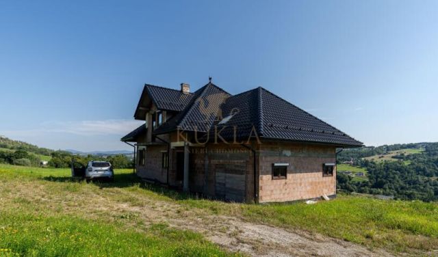 dom wolnostojący, 5 pokoi Chomranice. Zdjęcie 2