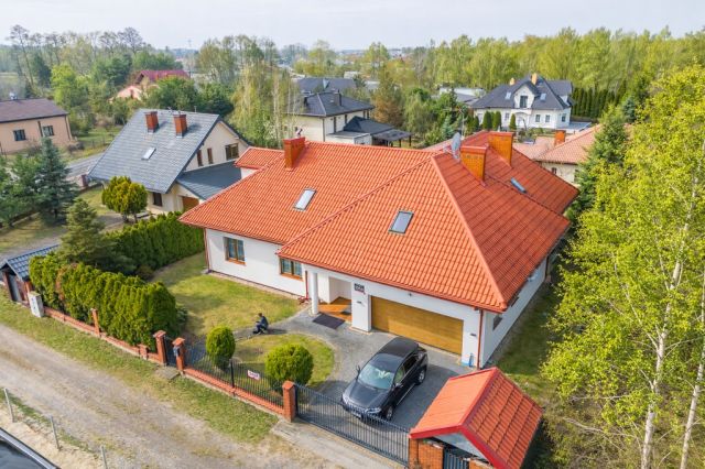 dom wolnostojący, 6 pokoi Borzęcin Mały, ul. Kosmowska. Zdjęcie 2