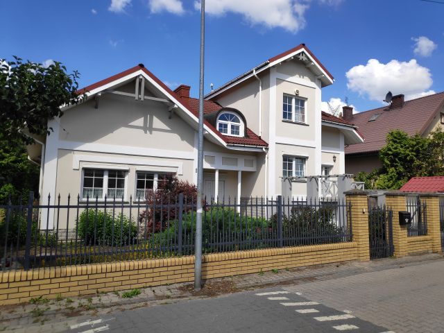 dom wolnostojący, 9 pokoi Nowa Iwiczna, ul. Różana. Zdjęcie 1