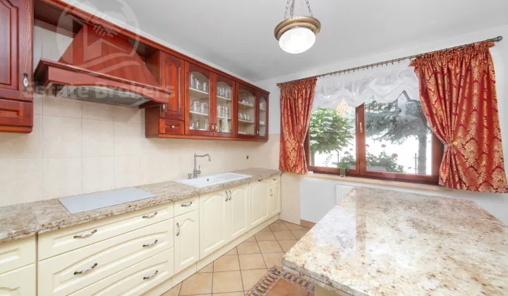 dom wolnostojący, 10 pokoi Żórawina, ul. Sportowa