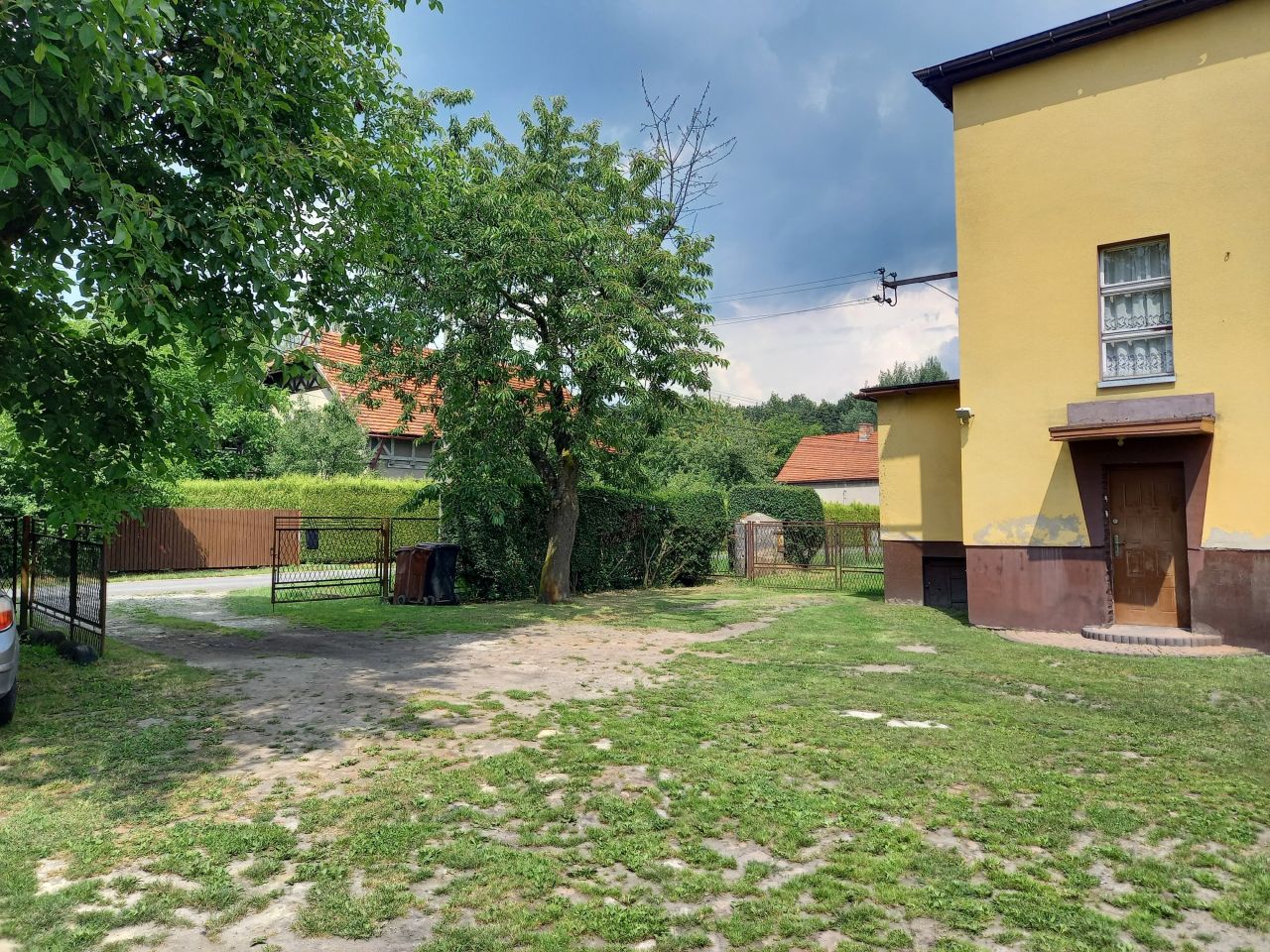 Dom – Piasek, Zawodzie