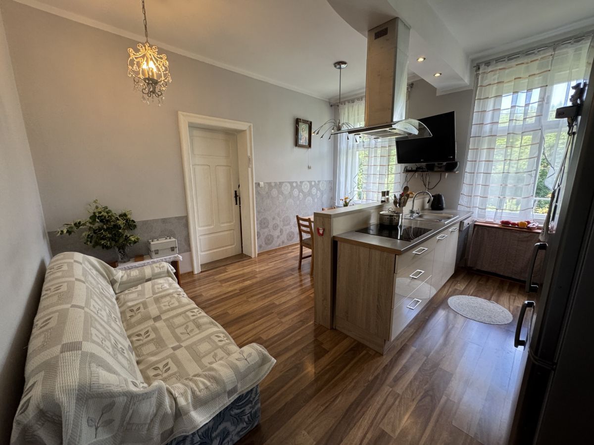 Mieszkanie 3-pokojowe Kromnów. Zdjęcie 3