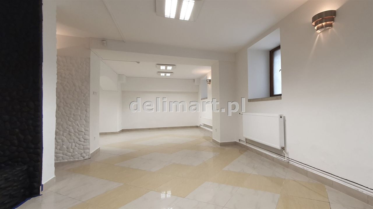 Lokal Lesko, pl. Konstytucji 3 Maja. Zdjęcie 2